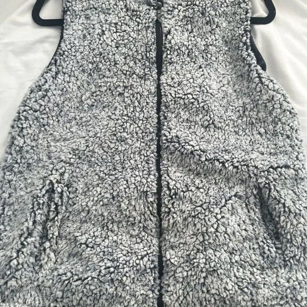 T X S Women’s Medium Gray Coal Faux Fur Sherpa Fleece Vest